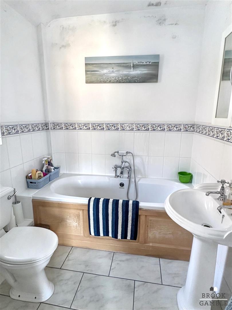 4 Bedroom House. Baldwin Avenue in Eastbourne, East Sussex 26